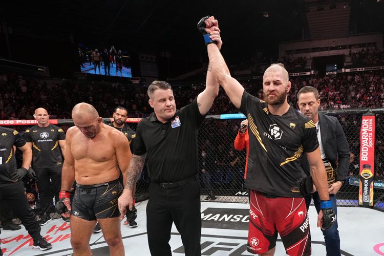 Jiri Prochazka (kanan) sukses merebut sabuk juara light heavyweight atau kelas berat ringan UFC dari Glover Texeira (kiri-tertunduk) pada UFC 275 yang dihelat di Singapore Indoor Stadium, Minggu (12/6/2022).