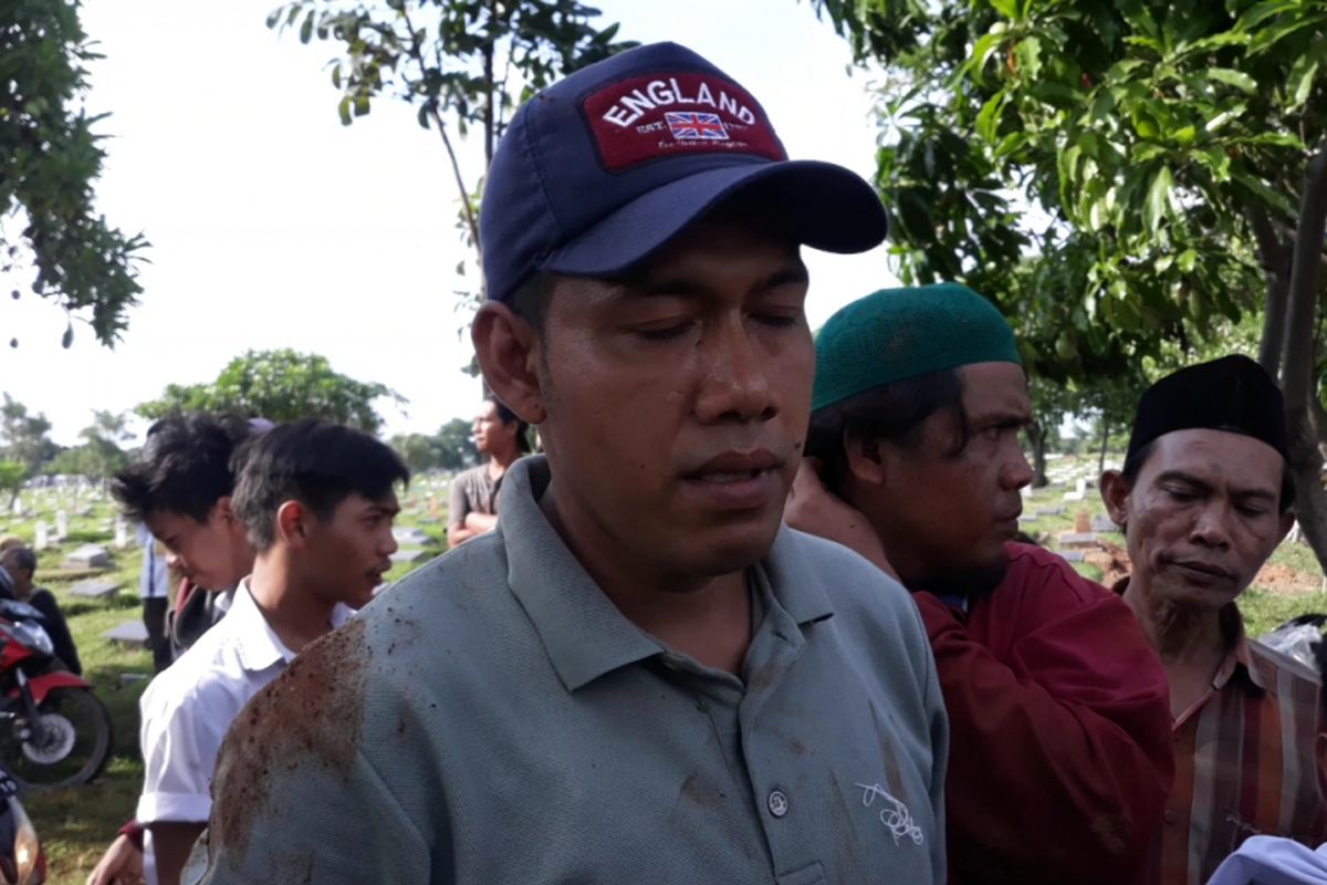 Jaenal, orangtua Rafly yang meninggal akibat tersetrum listrik, memberikan keterangan kepada wartawan, Selasa (5/3/2019).