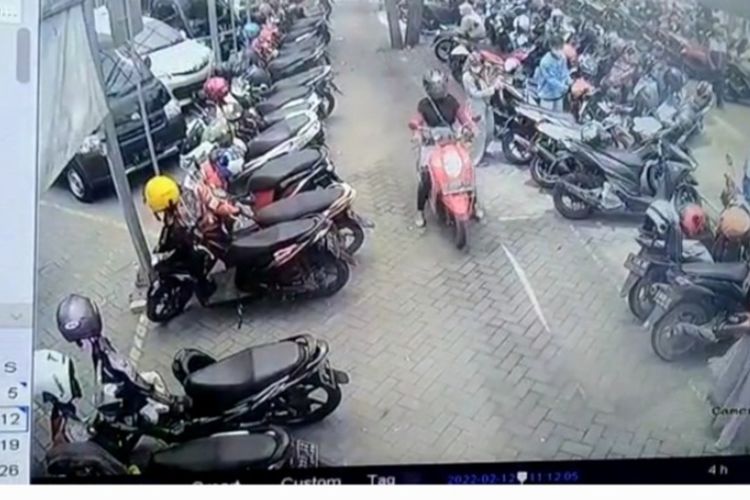 Gambar tangkapan layar video cctv aksi pencurian sepeda motor di swalayan