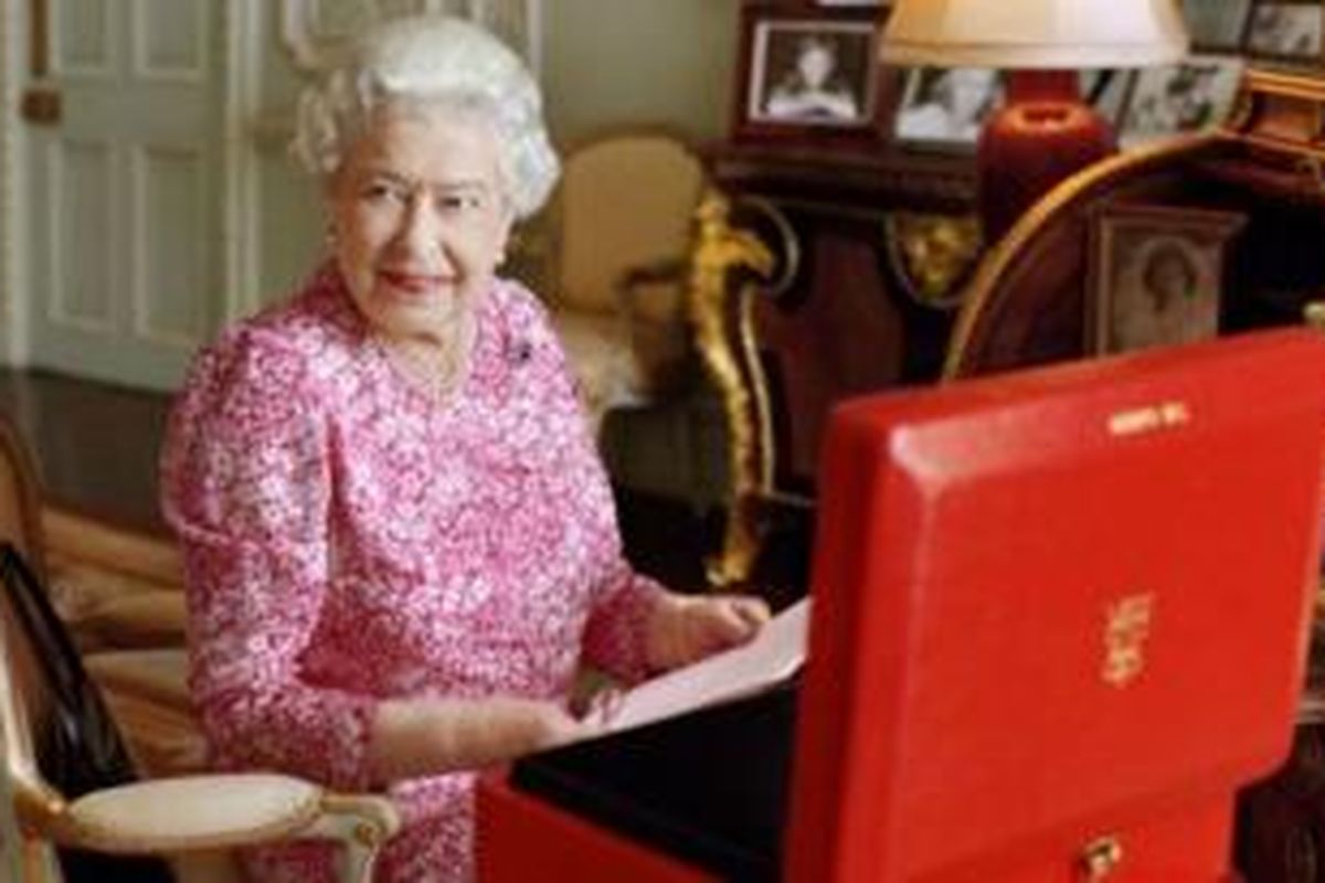 Istana Buckingham mengeluarkan dua foto baru Ratu Elizabeth II. 