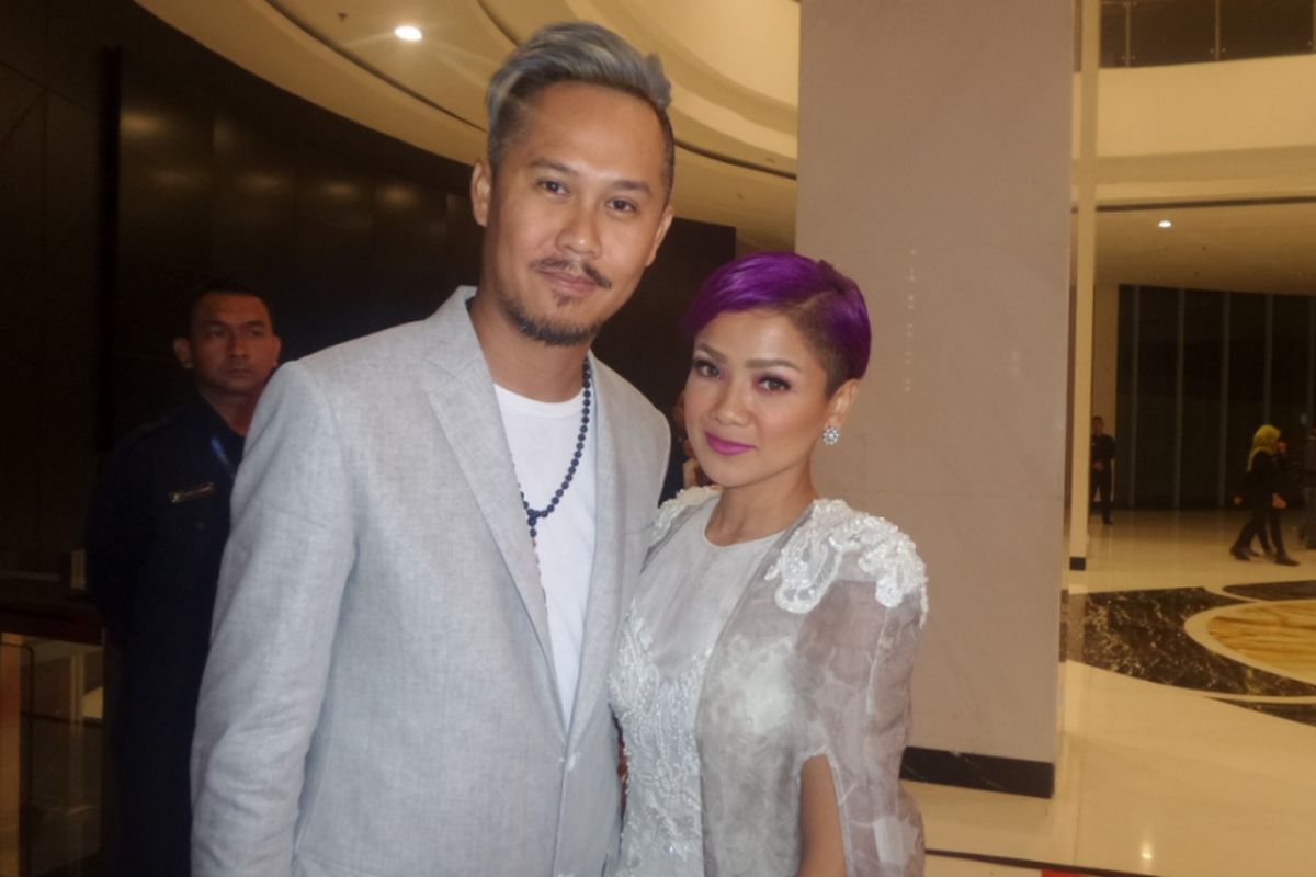 Nirina Zubir dan suami saat menghadiri malam penghargaan Indonesian Movie Actors Awards 2017 yang digelar di Plenary Hall MNC News Center, Jakarta Pusat, Kamis (18/5/2017) malam.