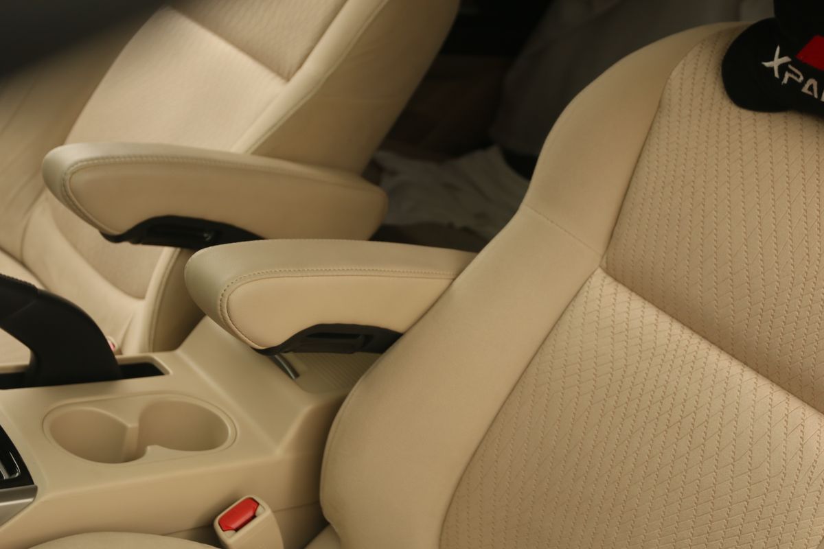 Interior Mitsubishi Xpander milik Gilang telah menggunakan arm rest pada jok depan.