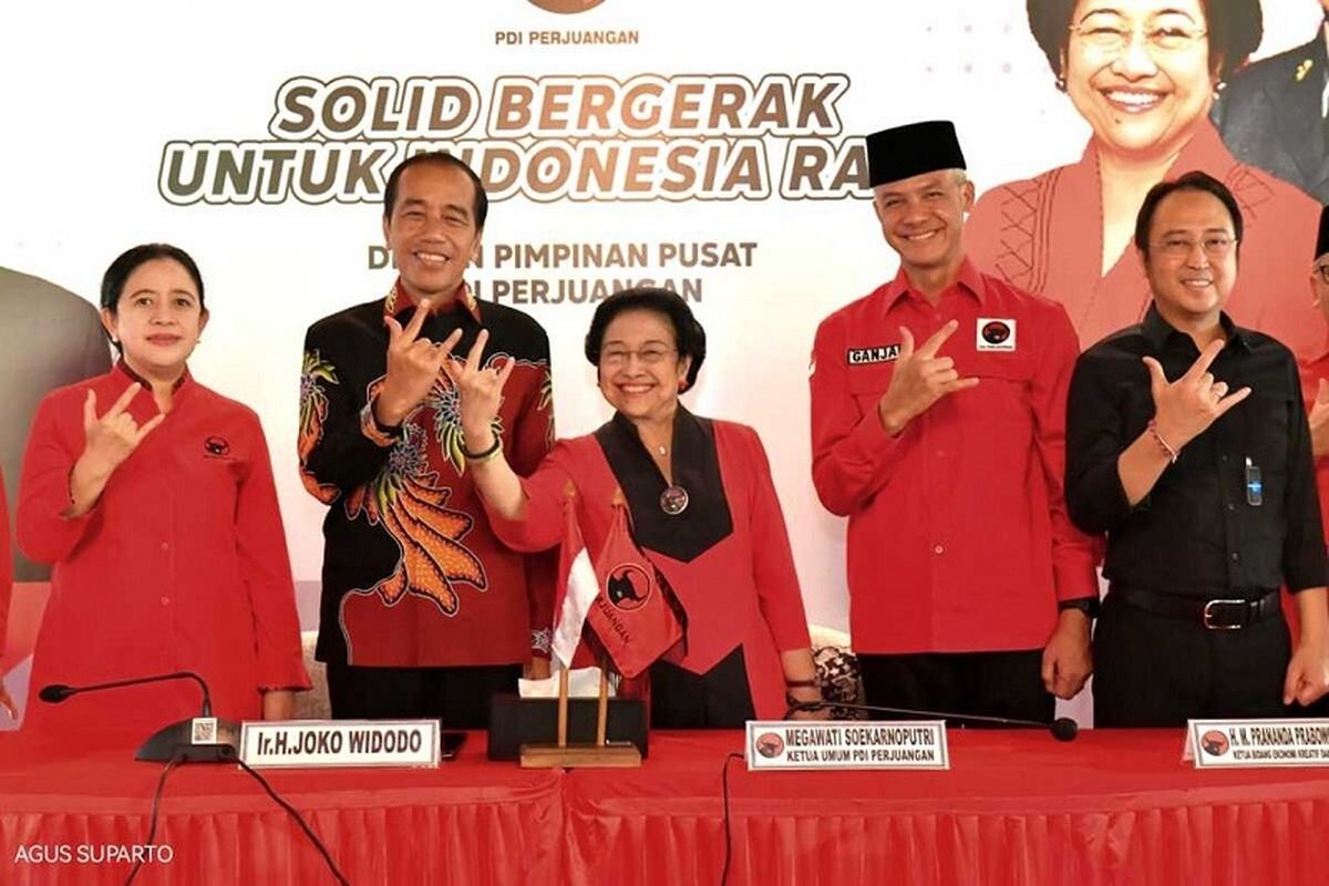 Dari kiri ke kanan, Ketua DPP PDI-P Puan Maharani, Presiden Joko widodo, Ketua Umum PDI-P Megawati Soekarno Putri, Bakal Calon Presiden dari PDI-P, Ganjar Pranowo, Ketua DPP PDI-P Prananda Prabowo berfoto bersama seusai pengumuman bakal capres PDI-P yang dilaksanakan di Istana Batutulis, Kota Bogor, Jawa Barat, Jumat (21/4/2023).