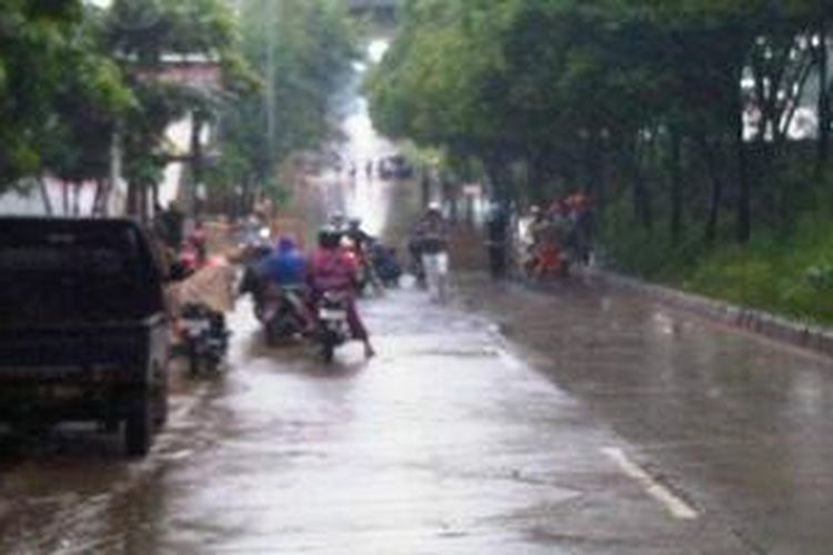 Air setinggi kurang lebih satu meter menggenangi Jl TB Simatupang, dekat SPBU Pertanian, Jakarta Selatan, Minggu (12/1/2014, akibat hujan deras.