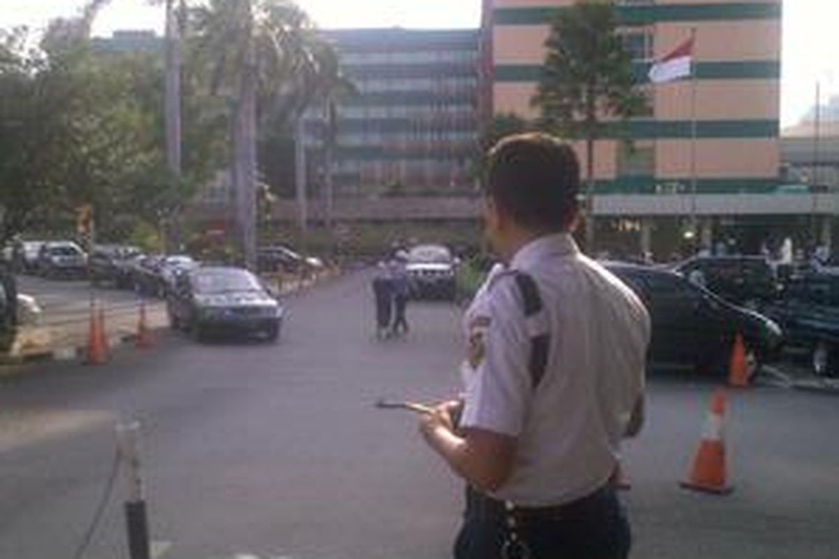 Seorang petugas satpam terlihat tetap bekerja di hari pertama Lebaran, Minggu (20/9).