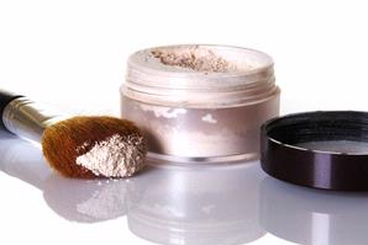 Bedak tabur, cocok untuk kulit berminyak.