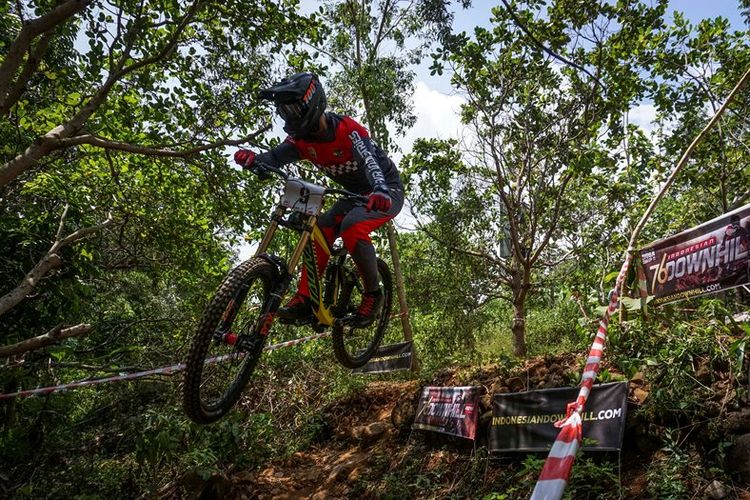 Agung Fambudi berhasil melewati salah satu rintangan saat berlomba di kelas men?s elite A 76 Indonesian Downhill Seri 1 yang berlangsung di Bukit Hijau Bike Park, Imogiri, Bantul, Minggu (22/4).