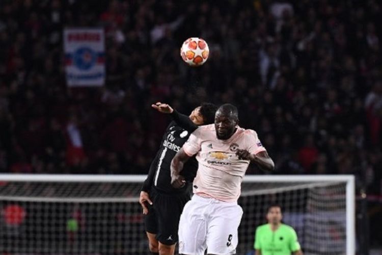 Thiago Silva dan Romelu Lukaku mencoba menyundul bola pada pertandingan PSG vs Manchester United di Stadion Parc des Princes dalam babak 16 besar Liga Champions, 6 Maret 2019. 