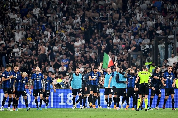 Para pemain Inter berselebrasi setelah mencetak gol ke-4 mereka selama pertandingan sepak bola final Piala Italia atau Coppa Italia antara Juventus vs Inter pada 11 Mei 2022 di  Stadion Olimpico Roma.