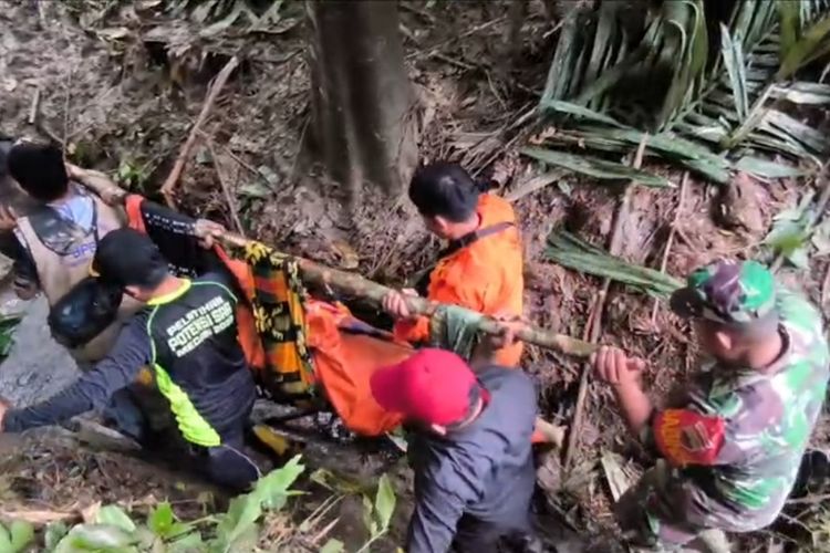 Foto: Evakuasi terhadap jasad korban banjir di pinggir Sungai Bah Sombu, Huta I, Nagori Bangun Raya Kecamatan Raya Kahean, Kabupaten Simalungun, Sumatera Utara, Rabu (24/12/2024). |Dokumentasi: Tangkapan Layar Video.
