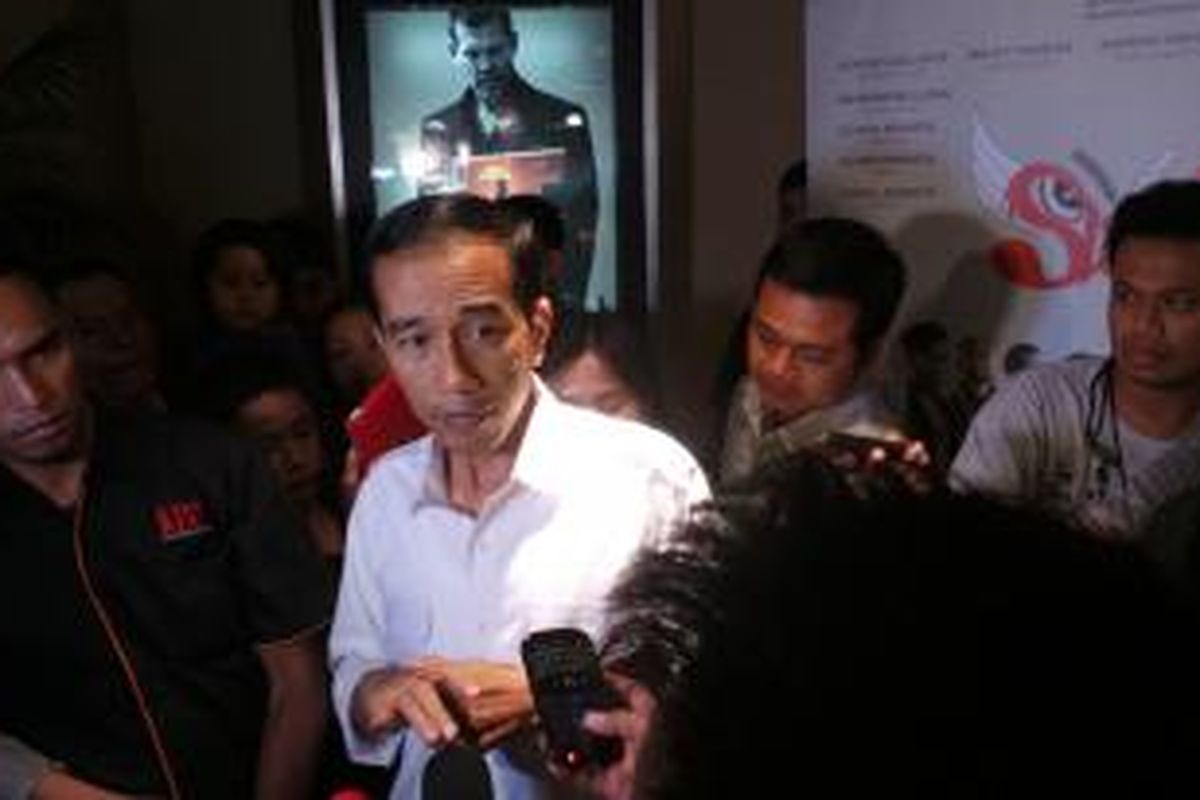 Gubernur DKI Jakarta Joko Widodo seusai menonton film Slank Nggak Ada Matinya, di XXI Taman Ismail Marzuki, Jakarta, Kamis (26/12/2013).