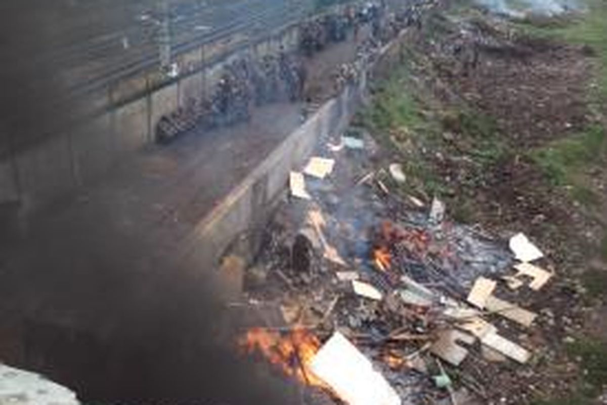 Pembongkaran pemukiman yang diduga kawasan prostitusi di bantaran Banjir Kanal Barat, dekat Stasiun Tanah Abang, Jakarta Pusat, Senin (19/1/2015).