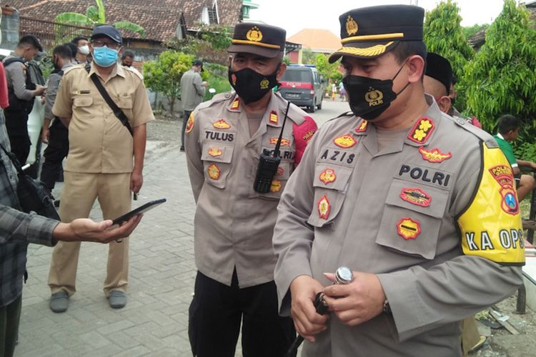 Kapolres Gresik AKBP Mochammad Nur Azis (kanan) saat meninjau lokasi pasca kejadian, Selasa (23/11/2021).