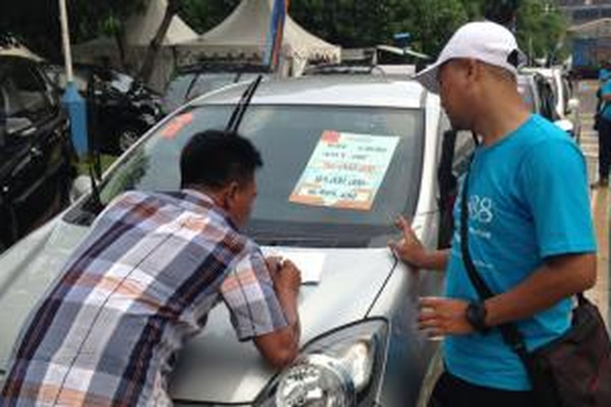 Sales mobil88 sedang memproses calon pembeli yang datang di acara Weekend Surprise Mobil88 di Senayan, Minggu (7/6/2015)