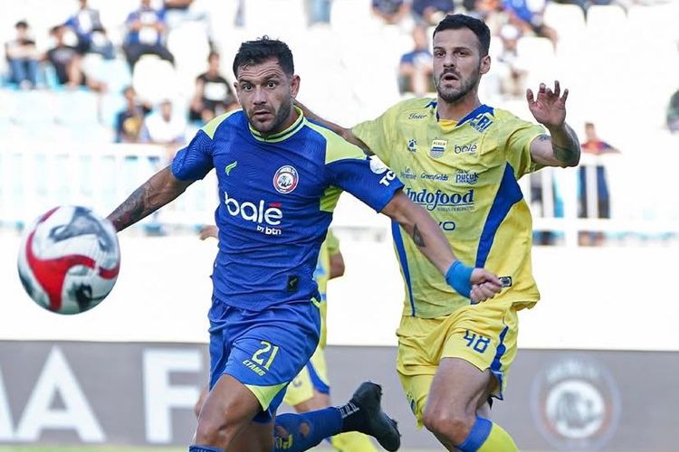 Pemain Arema FC ditempel ketat pemain Persib Bandung pada pekan ke-6 Super League 2025-2026 yang berakhir dengan skor 1-2 di Stadion Kanjuruhan kepanjen, Kabupaten Malang, Senin (22/9/2025) sore.