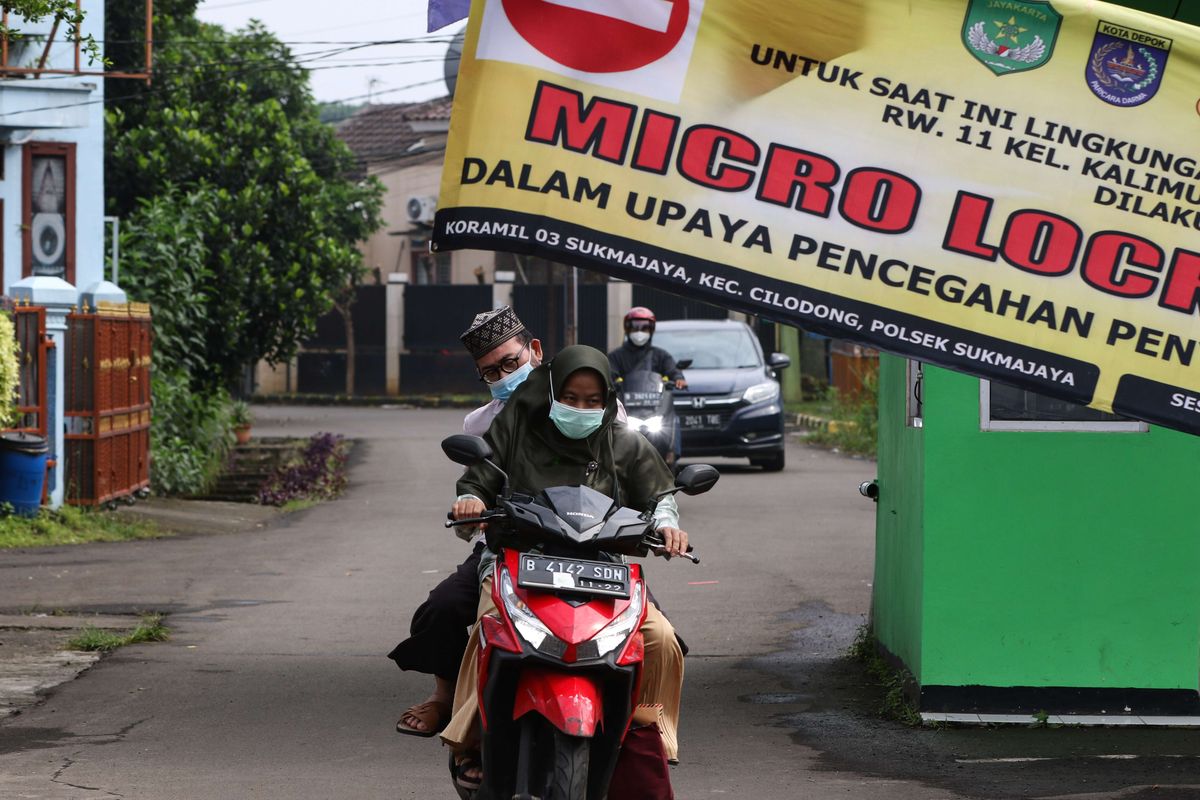 Aktivitas warga Perumahan Anyelir 3, Kalimulya, Cilodong, Depok, saat micro lockdown, Kamis (1/7/2021). Sebanyak 89 warga di perumahan ini terkonfirmasi positif Covid-19.