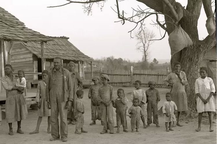 Para budak keturunan Afrika yang dipekerjakan di sebuah perkebunan di Alabama, sekitar tahun 1900.