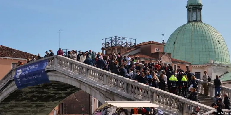 Kota Venesia di Italia merasakan dampak buruk pariwisata massal.