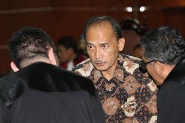 Mantan Deputi Bidang IV Pengelolaan Devisa Bank Indonesia Budi Mulya (tengah) berdiskusi dengan kuasa hukumnya saat menjalani persidangan dengan agenda pembacaan putusan di Pengadilan Tindak Pidana Korupsi, Jakarta, Rabu (16/7/2014). Budi divonis penjara 10 tahun dengan denda Rp 500 juta subsider kurungan 5 bulan karena terbukti terlibat kasus korupsi pemberian fasilitas pendanaan jangka pendek (FPJP) pada Bank Century dan penetapan Century sebagai bank gagal berdampak sistemik.  