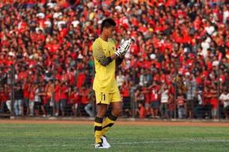 Penjaga gawang Timnas Indonesia U-23, Kurnia Meiga bertepuk tangan setelah timnya berhasil menyamakan kedudukan dalam pertandingan uji coba Timnas Indonesia U-23 melawan Persiba Bantul di Stadion Sultan Agung, Bantul, DI Yogyakarta, jumat (9/9/2011). Timnas Indonesia U-23 ditahan imbang oleh pemenang Divisi Utama 2010/2011 dengan skor 1-1. TRIBUN JOGJA/HASAN SAKRI GHOZALI