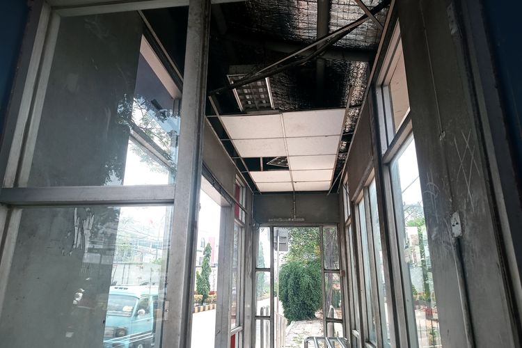 Penampakan Halte Bus Tayo di Tangerang Rusak: Plafon Jebol, Kaca dan Penyangga Hilang