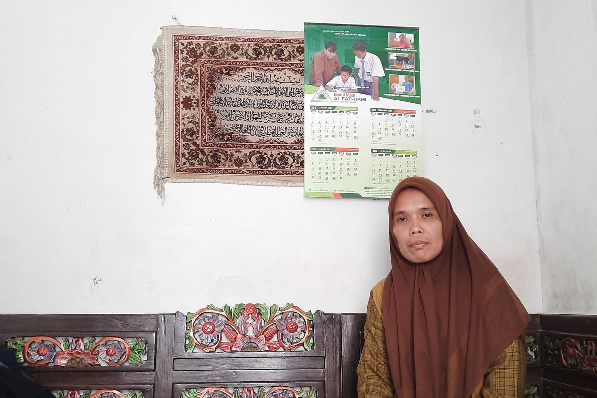 Ningsih (42), yang juga seorang guru ngaji, baru selesai mengajar di sebuah Madrasah Ibtidaiah (MI) yang tidak jauh dari rumahnya di Serua, Ciputat, Tangerang Selatan, saat ditemui sekitar pukul 11.30 WIB, 14 April 2022.
