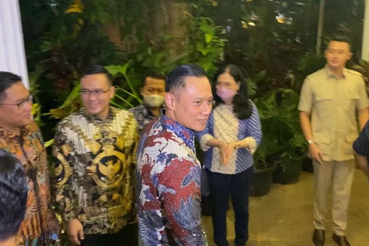 Ketua Umum Partai Demokrat Agus Harimurti Yudhoyono (AHY) tiba di kediaman Ketua Umum Partai Gerindra di Jalan Kertanegara, Jakarta, Jumay (24/6/2022).