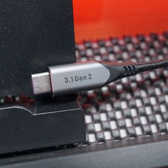 Dari label di ujung konektornya, kabel USB C ini memiliki standar kecepatan USB 3.1 Gen 2, yakni 10 Gbps atau 1.250 MB per detik.