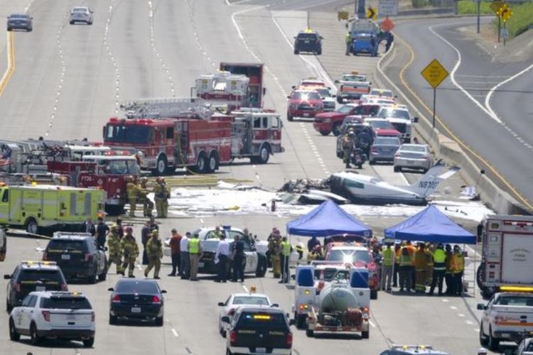 Kepolisian, pemadam kebakaran, dan tim medis melakukan pertolongan terhadap penumpang pesawat Cessna 310 yang jatuh di sebuah ruas jalan tol yang sibuk di Orange County, California, AS.