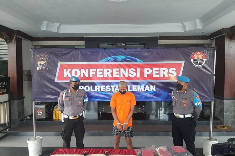 Tersangka KP (21) warga Kecamatan Sleman, Kabupaten Sleman saat dihadirkan dalam jumpa pers di Mapolresta Sleman. KP ditetapkan sebagai tersangka dalam peristiwa duel maut yang menyebabkan meninggalnya korban inisial KTM (22).