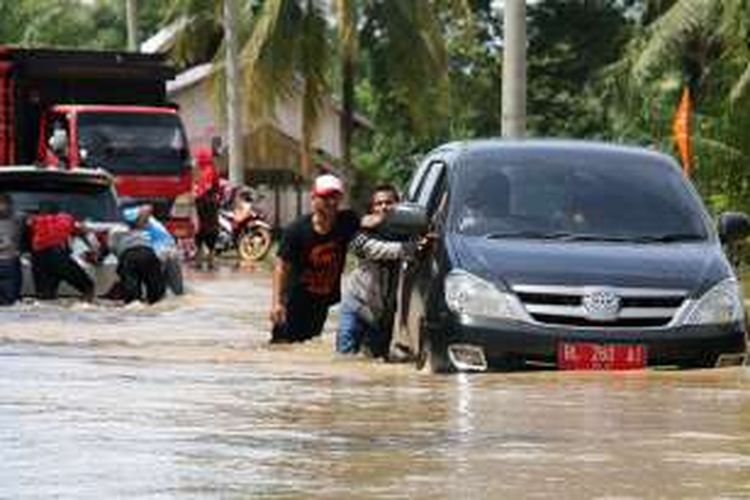 Ruas Jalan utama penghubung Pantai Barat Selatan Aceh tergenang arus banjir luapan air Sungai Krueng Teunom, tepatnya di Desa Blang Baro, Kecamatan Teunom, Aceh Jaya, Kamis (17/11/16).