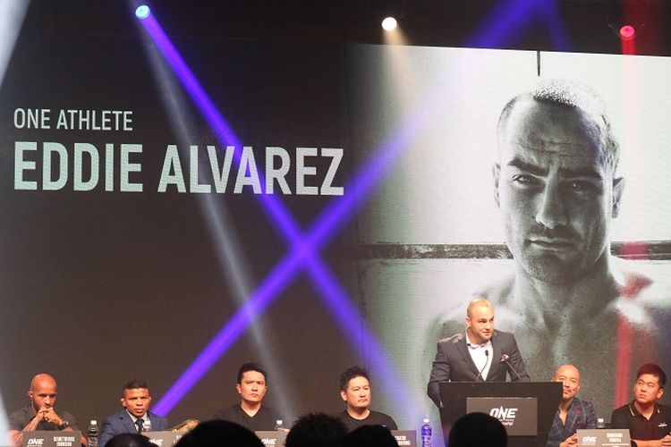 Atlet MMA, Eddie Alvarez, saat sesi konferensi pers di Convention Hall Marina Bay Sands, Singapura, Rabu (7/11/2018).