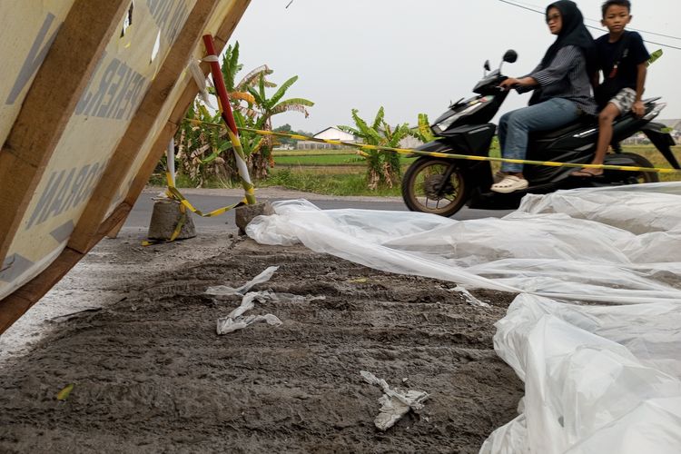 Tak Sabar Menunggu Cor Mengeras, Warga Pekalongan Nekat Terobos Jalan yang Baru Dicor