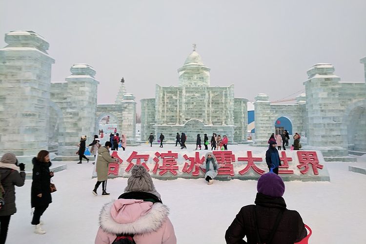 Gelaran Festival Es dan Salju Internasional di Harbin, China. Harbin menempati posisi keempat sebagai kota paling dingin di dunia.