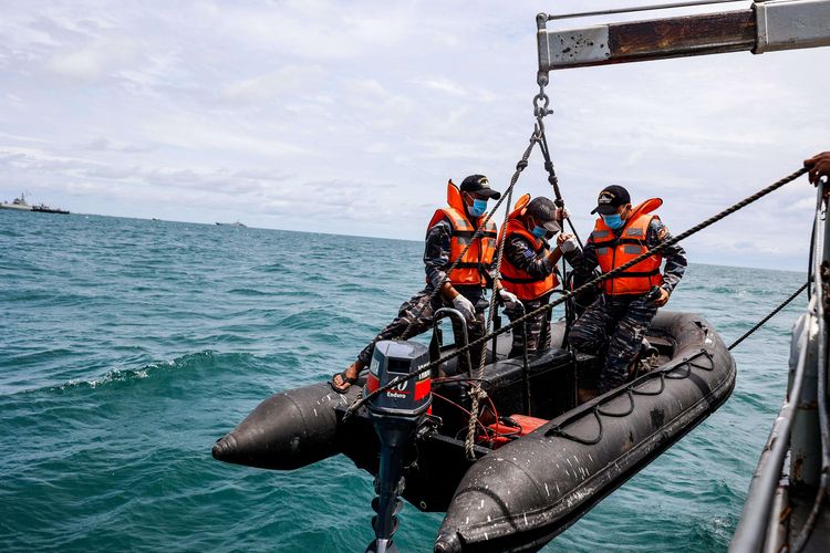 Prajurit TNI AL memindahkan perahu karet dari KRI Tenggiri-865 saat pencarian korban dan puing pesawat Sriwijaya Air nomor penerbangan SJ 182 di perairan Kepulauan Seribu, Jakarta, Selasa (12/1/2021). Pada hari keempat pencarian tim SAR menambah satu kapal untuk memperkuat operasi pencarian korban, puing, dan kotak hitam pesawat Sriwijaya Air SJ182 menjadi 54 kapal.