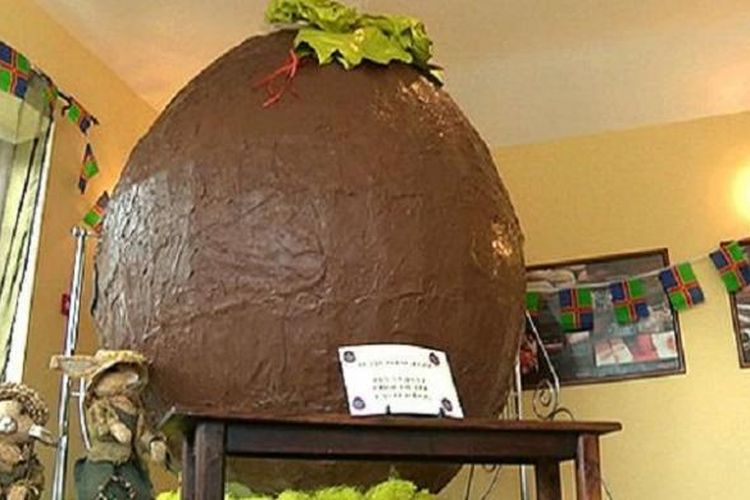 Telur cokelat Paskah raksasa buatan Inggris 
