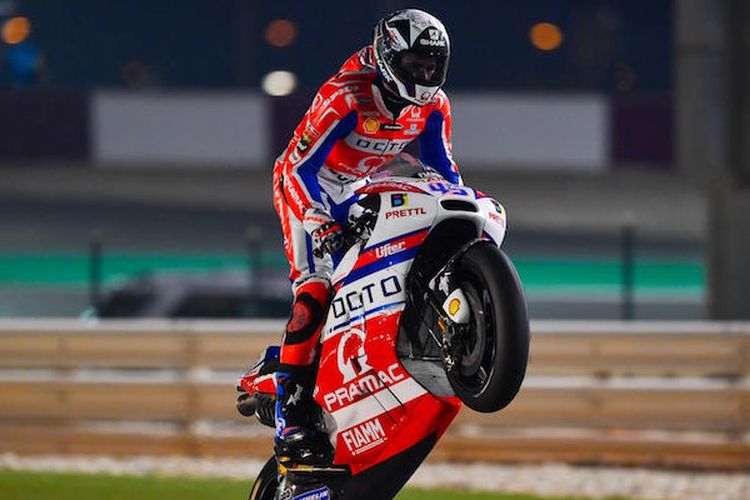 Pebalap Octo Pramac Racing asal Inggris, Scott Redding, bereaksi setelah menyelesaikan sesi latihan bebas pertama GP Qatar di Sirkuit Internasional Losail, Jumta (24/3/2017).