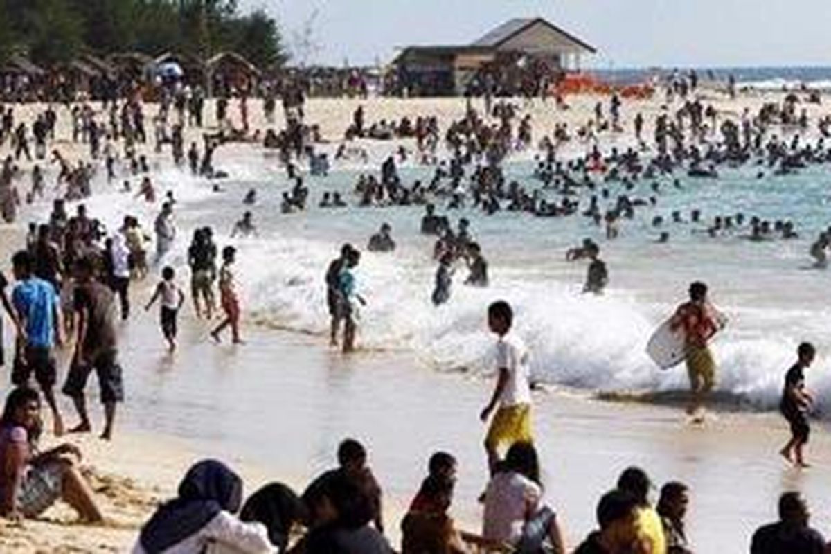 Ratusan pengunjung memadati pantai Lampuuk, Aceh Besar, Minggu (8/8/2010). Berwisata ke pantai menjelang Ramadan merupakan tradisi bagi sebagian masyarakat Aceh. 
