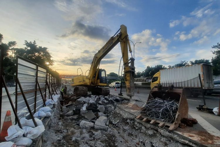 Hutama Karya sedang melakukan pekerjaan pemeliharaan jalan tol berupa konstruksi perkerasan di Jalur Gerbang Tol (GT) Pasar Rebo menuju Pondok Indah Jalan Tol Jakarta Outer Ring Road Seksi S (JORR-S).