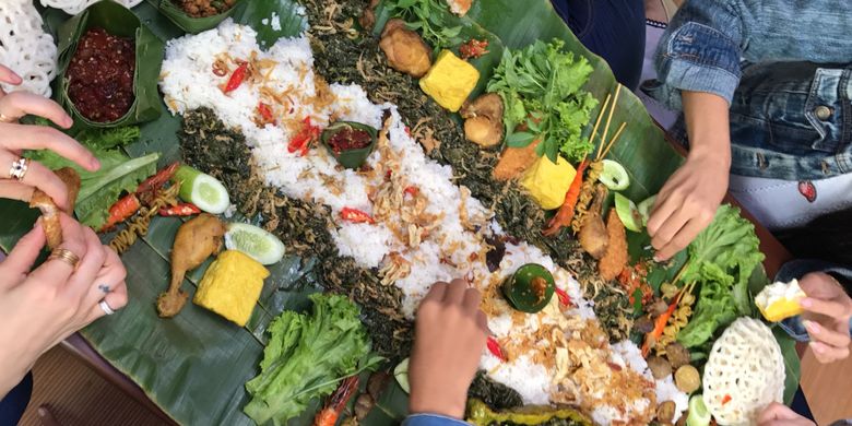 Ilustrasi makan nasi liwet yang dimakan bersama-sama, dalam adat sunda biasa disebut bancakan.