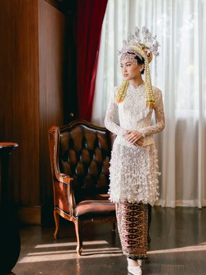 Namira Adjani, putri Alya Rohali, tampil anggun di pernikahan adat Betawi dengan kebaya Didiet Maulana, siger melati, dan prosesi delman yang memikat.