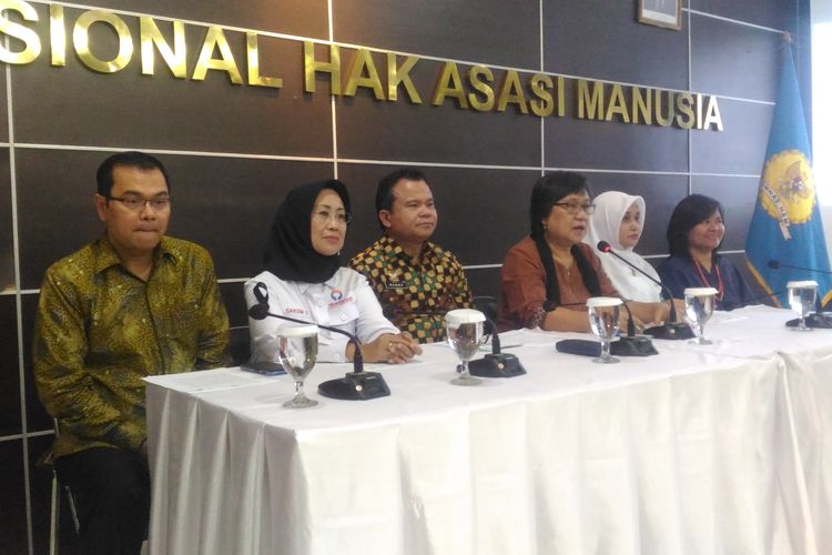 Ditjen Imigrasi, Komnas HAM, Komnas Perempuan, KPAI, ORI, dan LPSK dalam penandatanganan kerja sama di kantor Komnas HAM, Jakarta Pusat, Selasa (30/4/2019). 