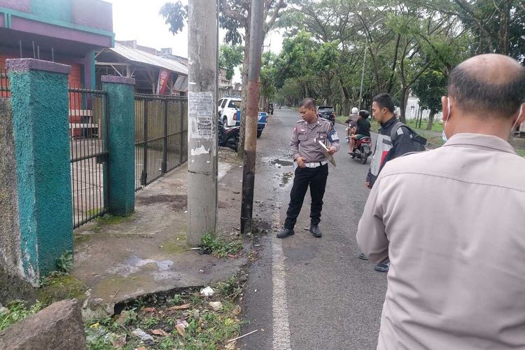 Petugas Satlantas Polresta Tasikmalaya memeriksa lokasi kejadian motor pelajar SMP tabrak tiang listrik sebabkan satu korbannya tewas di Jalan Mashudi, Kota Tasikmalaya, Rabu (1/3/2023).