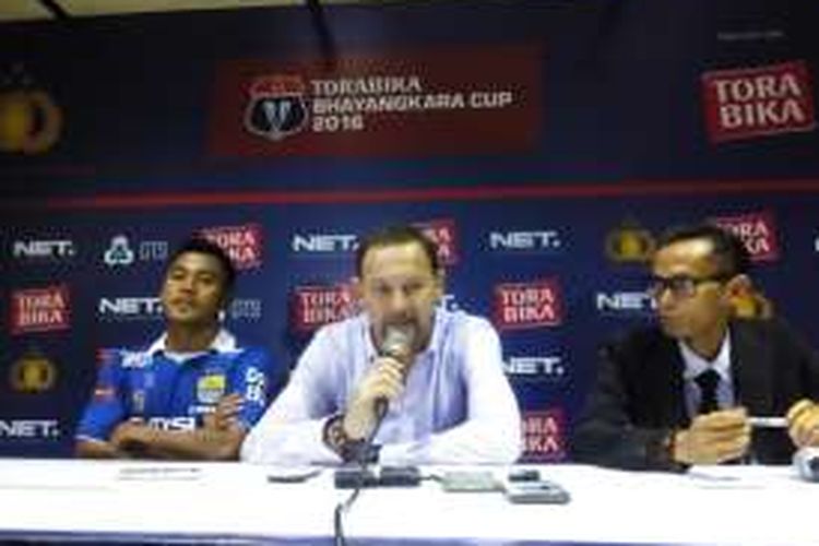 Pelatih Persib Bandung Dejan Antonic saat memberikan keterangan kepada media di Stadion Si Jalak Harupat, Kabupaten Bandung, Kamis (24/3/2016)
