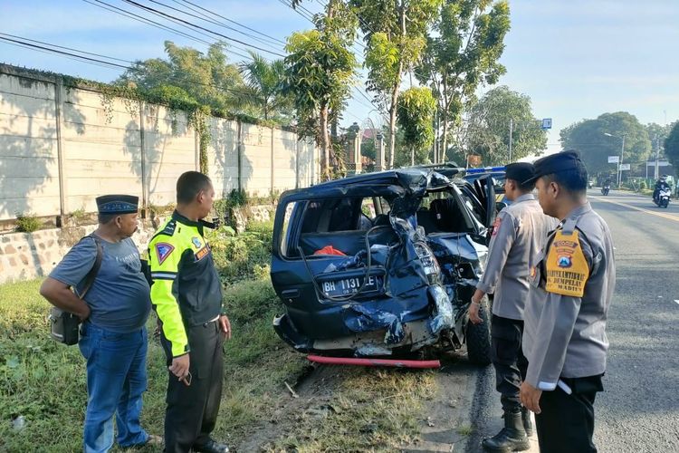 RINGSEK-Mobil Panther ringsek usai tertabrak Bus Sugeng Rahayu  di jalan raya jurusan Surabaya - Madiun, tepatnya masuk wilayah Desa Tiron, Kecamatan Madiun Kabupaten Madiun, Sabtu (4/3/2023).