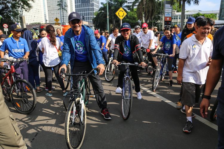 Gubernur DKI Jakarta Djarot Saiful Hidayat dalam acara pencanangan revitalisasi trotoar Sudirman-Thamrin di area Car Free Day di Bundaran HI, Jakarta, Minggu (8/10/2017). Panjang total jalur pedestrian yang dikerjakan akan sepanjang 6,6 kilometer. PT MRT Jakarta akan mengerjakan area di sekitar enam stasiun bawah tanah (Stasiun Senayan, Istora, Bendungan Hilir, Setiabudi, Dukuh Atas, dan Bundaran Hotel Indonesia) sepanjang 1,4 kilometer.