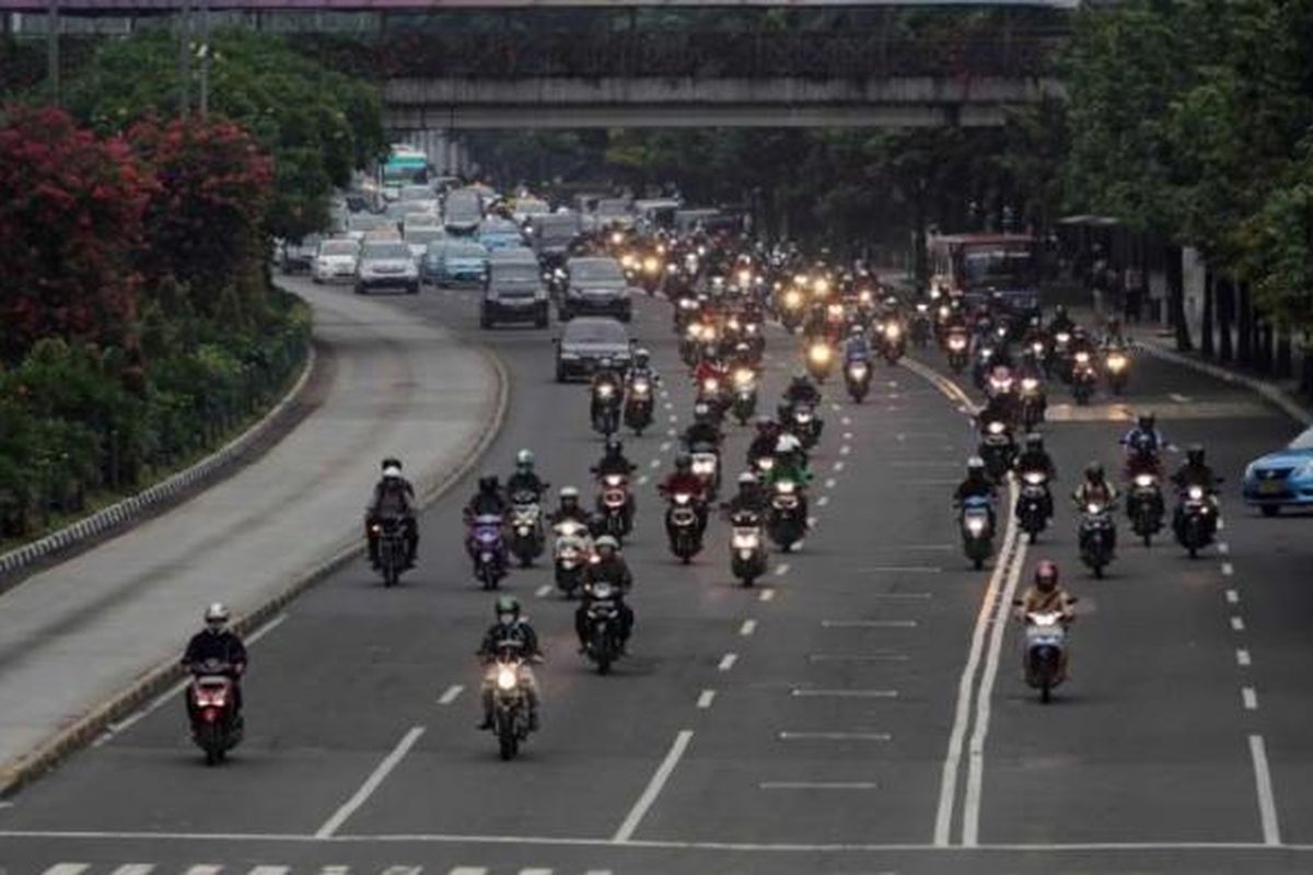 Motor melintas di Jalan MH Thamrin, Jakarta, Selasa (11/11/2014). Selama Desember Pemprov DKI Jakarta akan membatasi kendaraan roda dua melintas Jalan MH Thamrin mulai dari Bundaran Hotel Indonesia sampai Istana Merdeka.