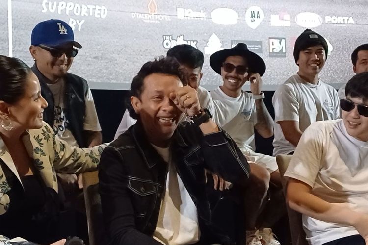 Aktor Erick Estrada menangis saat konferensi pers perilisan film Mendung Tanpo Udan, film pertamanya sebagai pemeran utama, di XXI Plaza Senayan, Jakarta Pusat, Rabu (21/2/2024).