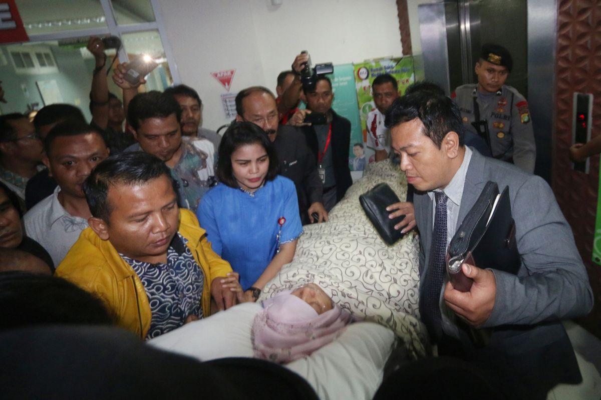 Ketua DPR Setya Novanto dibawa keluar dari Rumah Sakit Medika Permata Hijau, Jakarta, Jumat (17/11/2017). Setya Novanto dibawa ke RSCM untuk tindakan medis lebih lanjut.