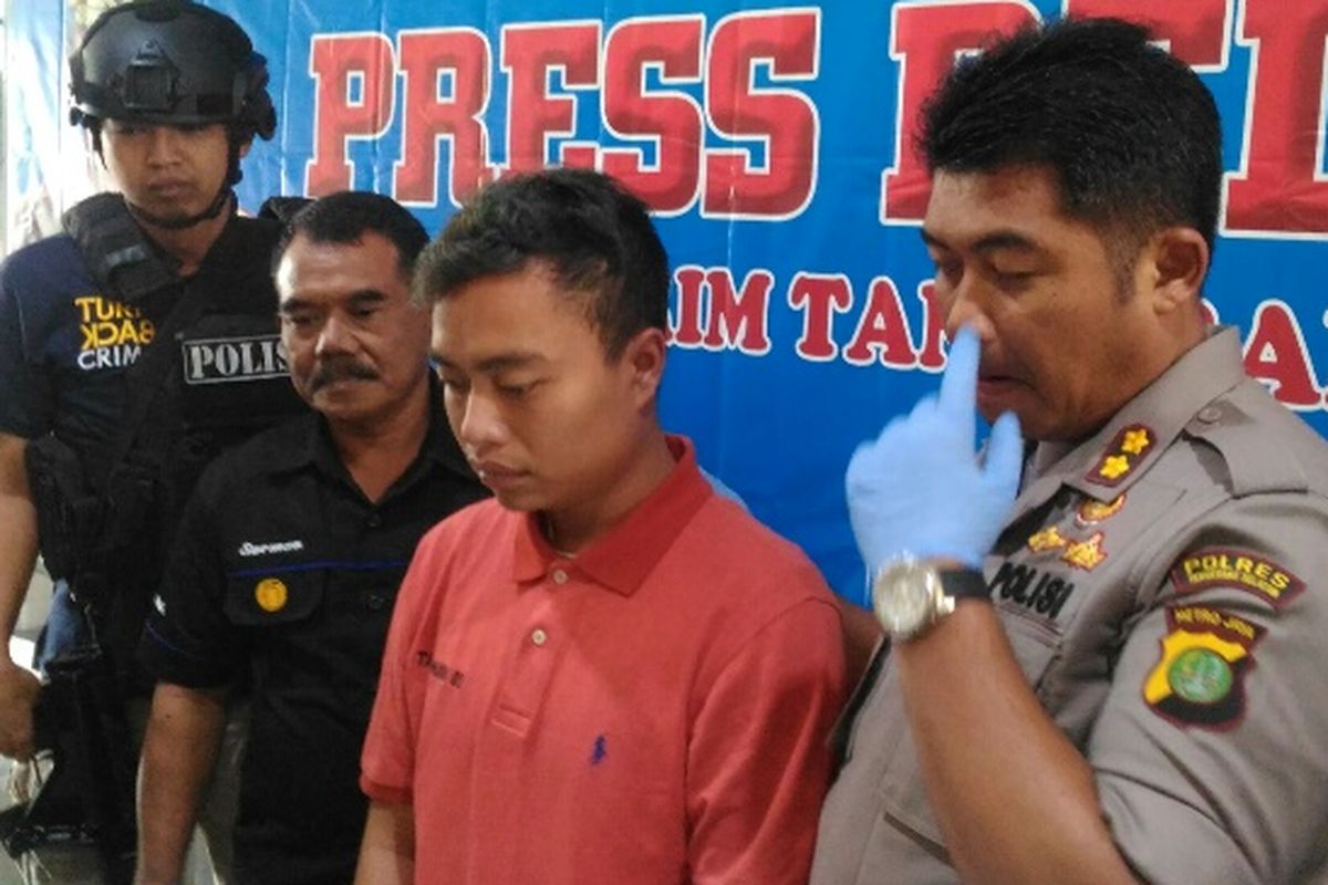 Polisi meringkus Firman Saputra (20) yang melakukan penyekapan dan pemaksaan untuk melakukan persetubuhan dengan pacarnya bernama (AS) 21 di sebuah guest house di Pondok Ranji, Tangsel, Sabtu 20 Januari 2018. Foto diambil pada Selasa (23/1/2018).